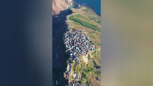 云南大山发现一座700多年石头城，108户人家居然共居一块石头上，原生态未开发