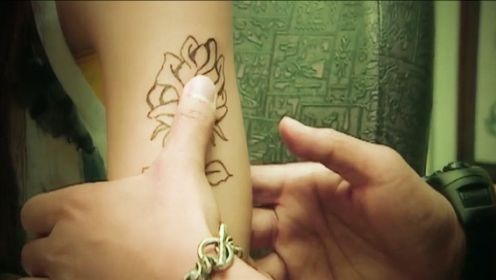 纹身师给女友纹身，用自己的血当颜料，不料纹身活了过来，电影