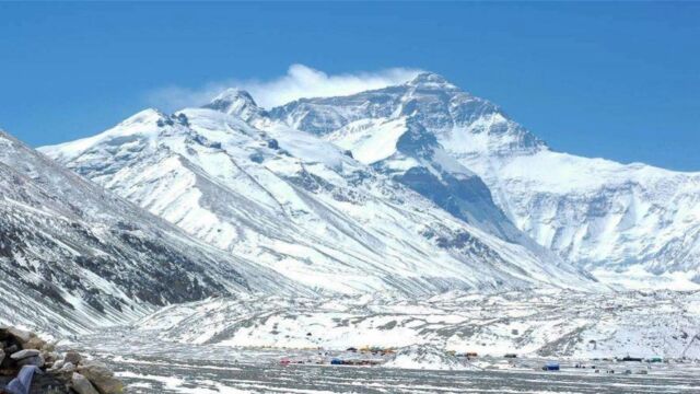 1986年,意大利冒险家在雪山发现怪物,怀疑这是一只“雪人”