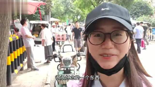 西安一名保安大叔卖30年洋火:5块钱一包十盒,闻着还是小时候的味道