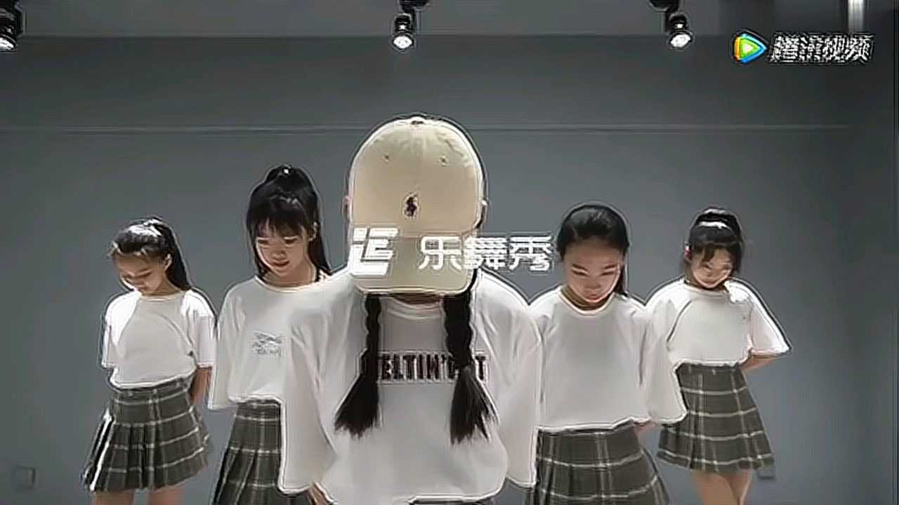 初中女生团舞蹈，简单易学！快来学吧！#圣诞舞蹈狂欢节#_高清