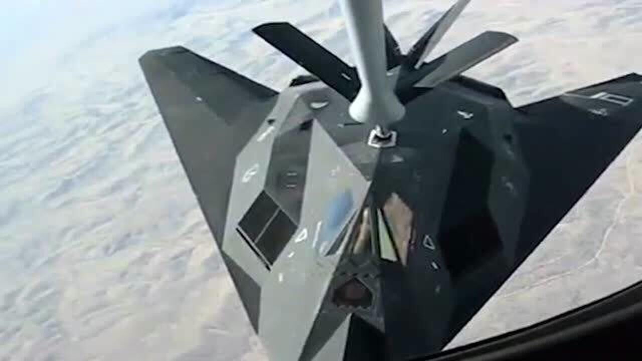 已退役的f117隐形战机比b2轰炸机更像幽灵