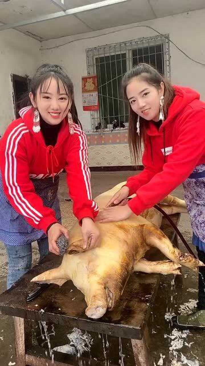 姐妹俩又开始杀猪了每年到这个时候都是最忙的