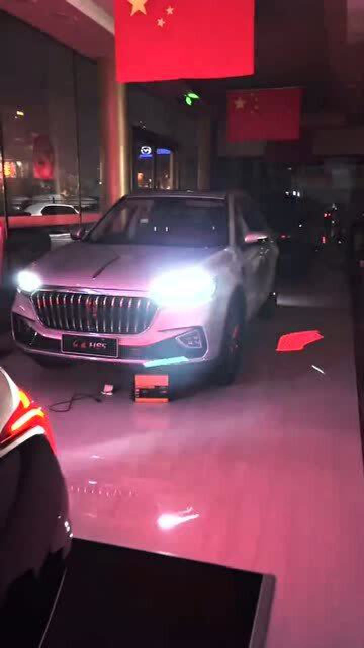 夜晚展示全新红旗hs5hs7的迎宾灯地上的图案亮眼了