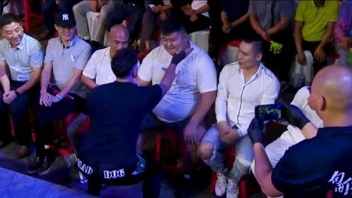 美国肌肉男侮辱台下中国人，不料旁边坐着中国格斗冠军，惨被暴揍
