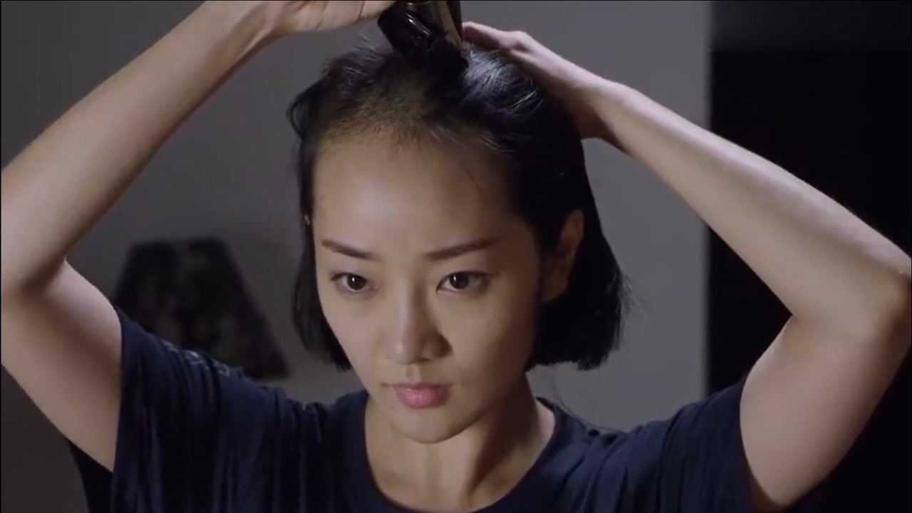 蓝军出击战友们都睡觉呢女兵却在一边剃头把特大队长吓一跳