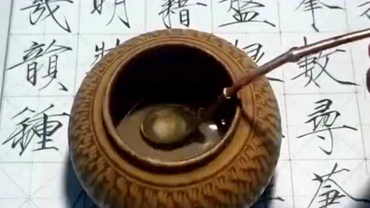古代人的磨墨方式,墨石上加入一滴清水,再用手腕的力量细细研磨_高清1080P在线观看平台_腾讯视频