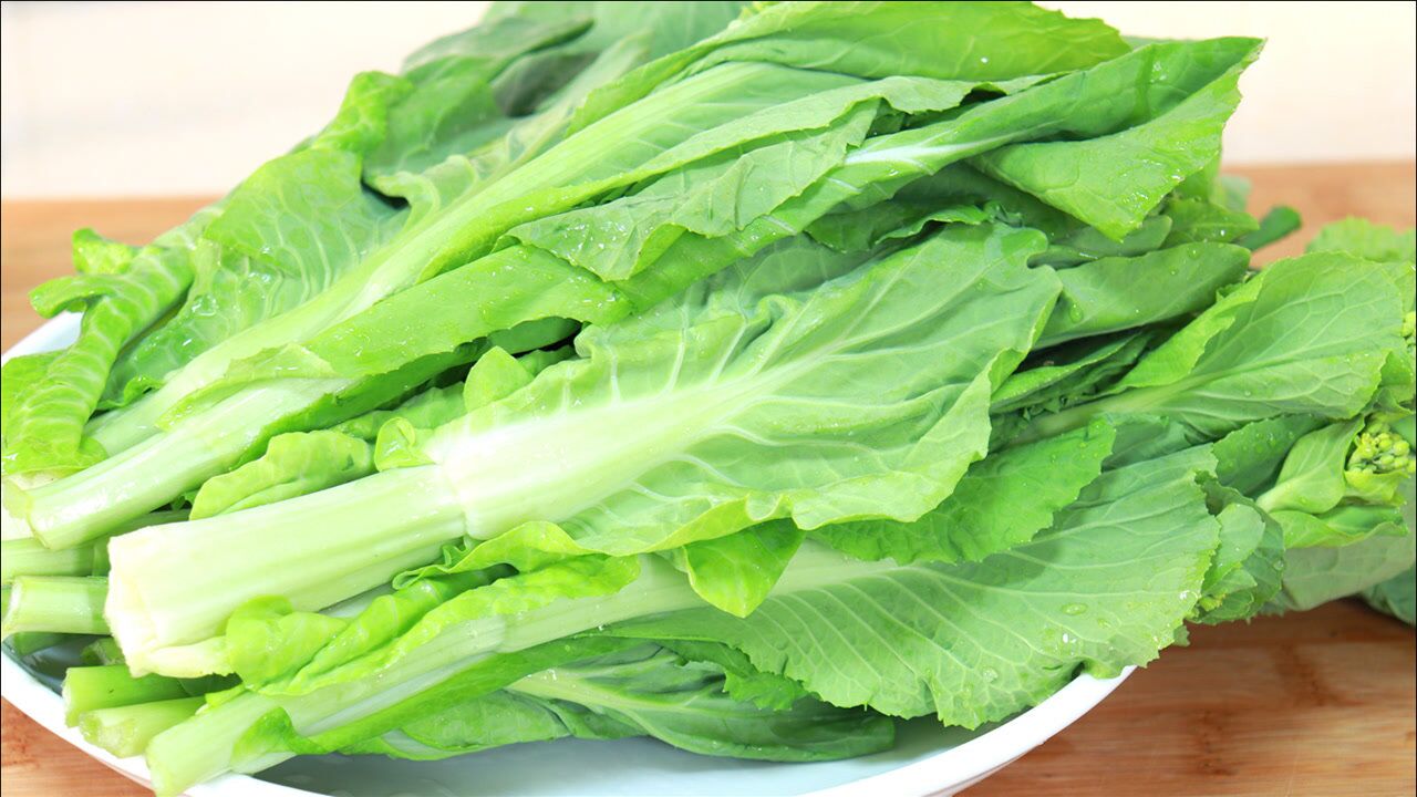 炒白菜苔,很多人掌握不了技巧,这样炒才不出水,脆嫩好吃不发苦