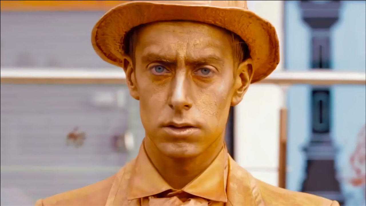 丧尸片:铜人演员被丧尸包围,静止不动12小时,结果没忍住露馅了_腾讯