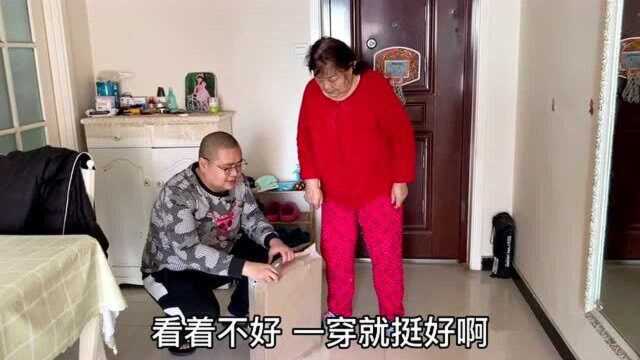 北京小伙买衣服送老婆,老妈无意中看到吊牌价格,直呼:傻小子!