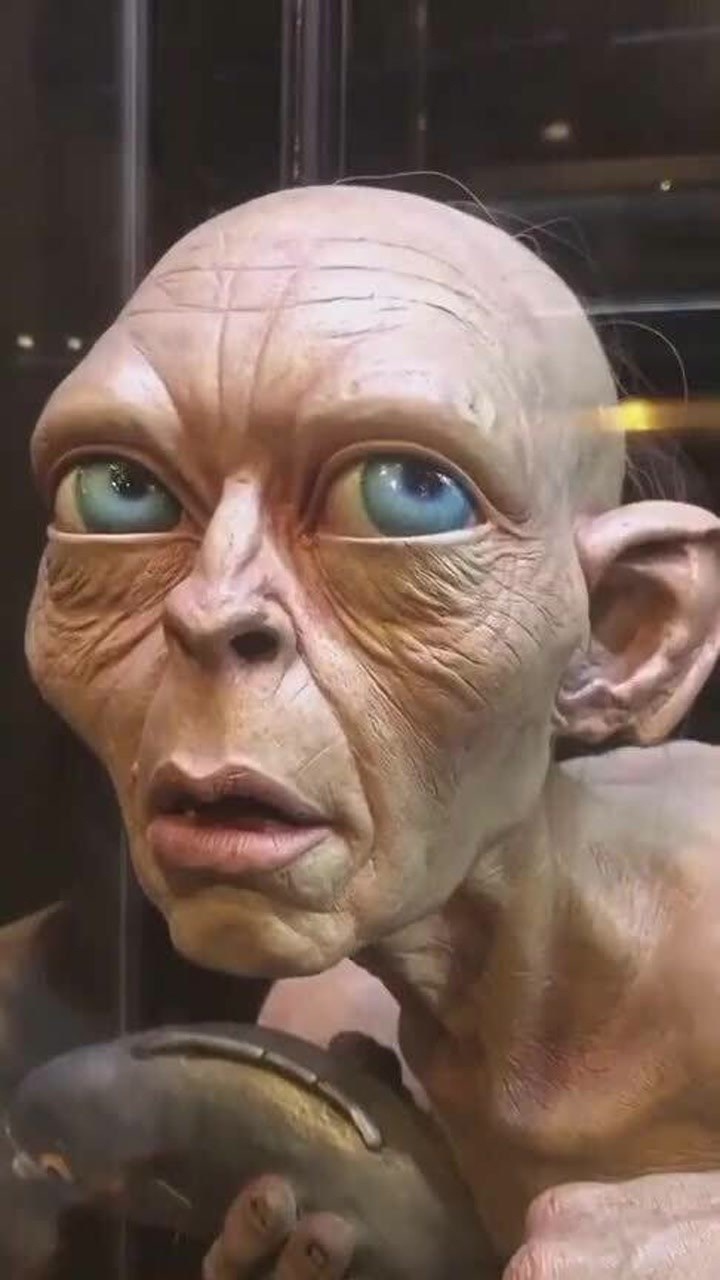 这是外星人吗?蓝色的眼睛可真大啊