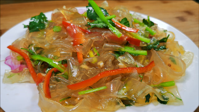 凉拌粉皮家常做法,一煮一拌就能上桌,口感筋道爽滑,好吃到爆