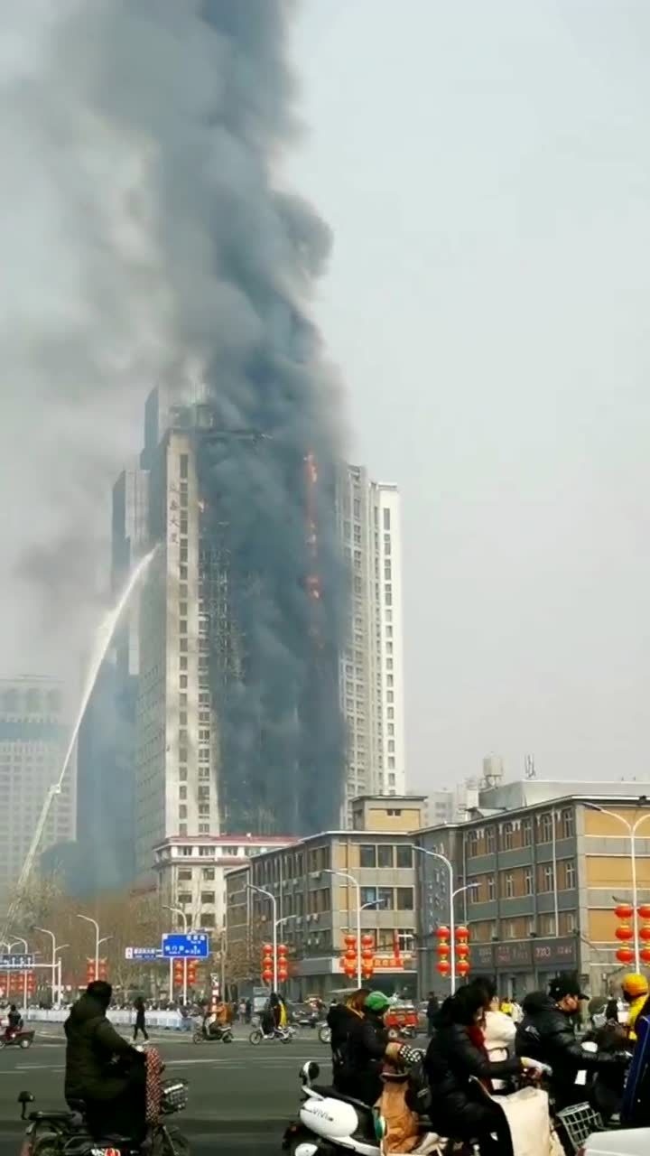 石家庄范西路建设大街交口,众鑫大厦着火了,希望没有人员伤亡05