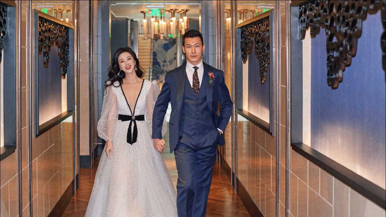 朱珠晒婚礼现场照穿白色婚纱和老公牵手笑容超甜