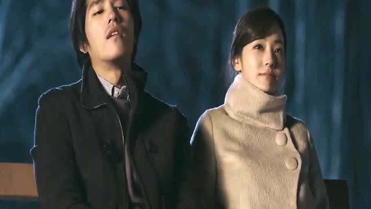 巨额交易男子伤心时美女解开衣服为他点烟挡风下一秒俩人恋爱