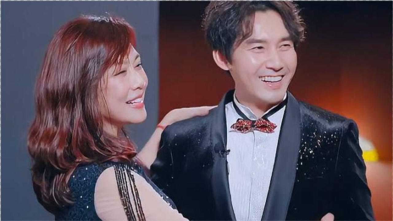 张铎留亲妈独守空房西装革履带陈松伶跳舞爱老婆没商量