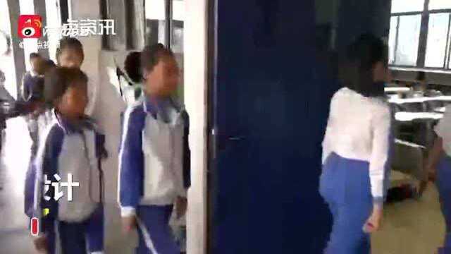 深圳一小学教室内设置午休床 校方:所有教室均已配备 保证学生午休质量