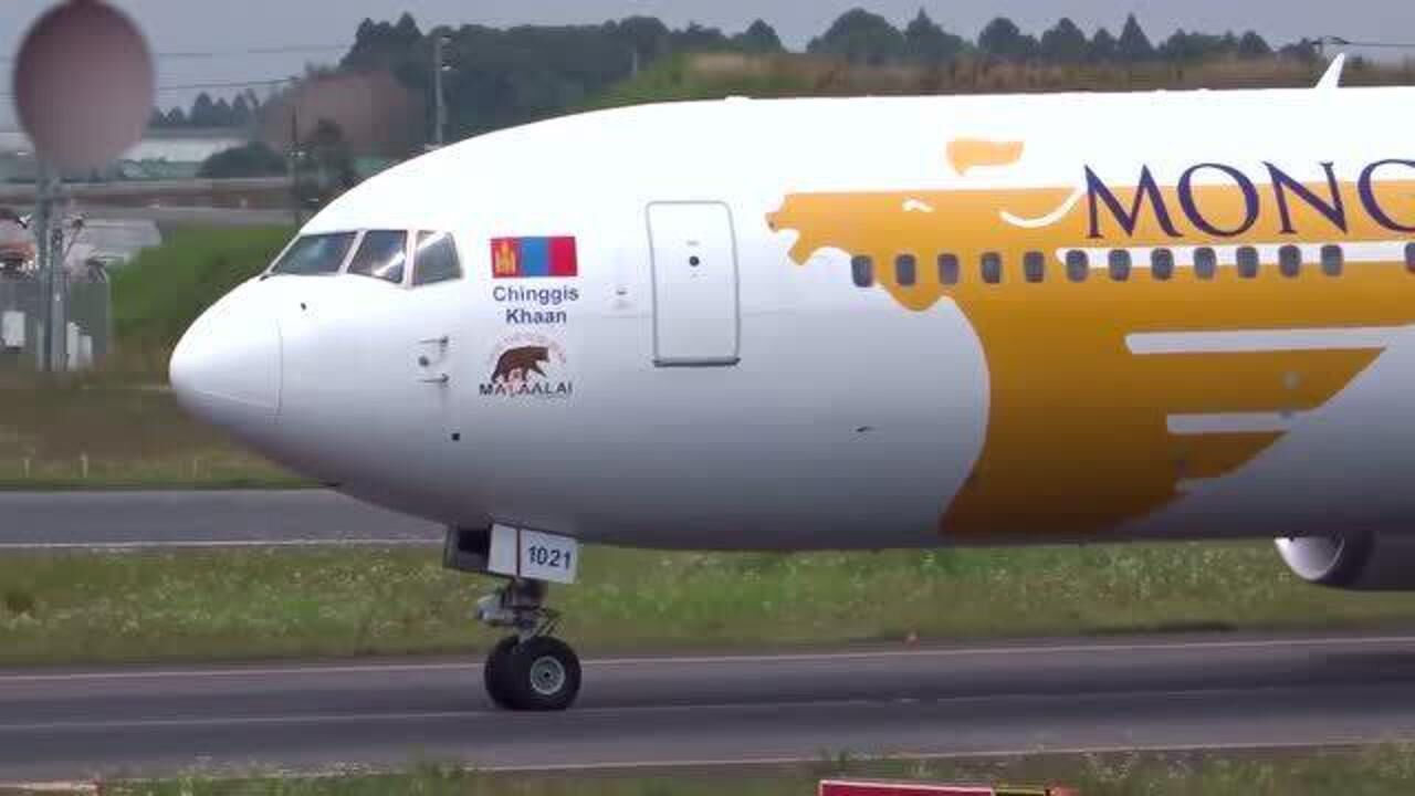 少见的蒙古航空波音767-300er 客机在东京成田机场降落后滑行!