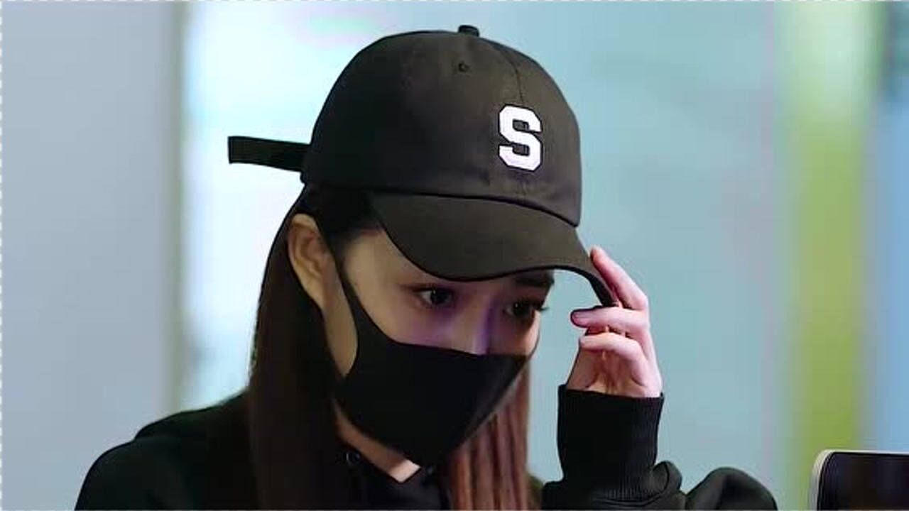 女明星戴口罩去网吧,竟然还不知道怎么开机的,你这是第一次来吧!