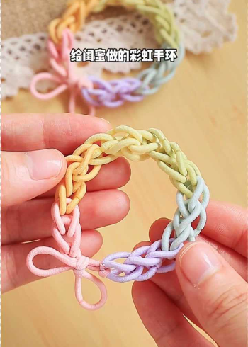 用皮筋给闺蜜做一个好看的彩虹手环叫好朋友给你做