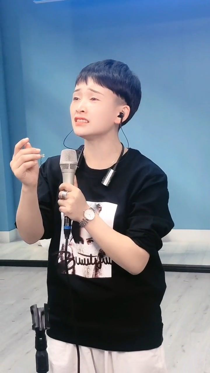 网红马美如深情演唱成名曲《泪蛋蛋掉在酒杯杯里》,太好听了