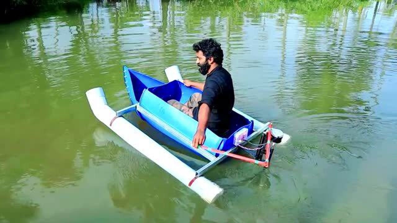 用塑料桶制作的小船在水里还跑得挺快的