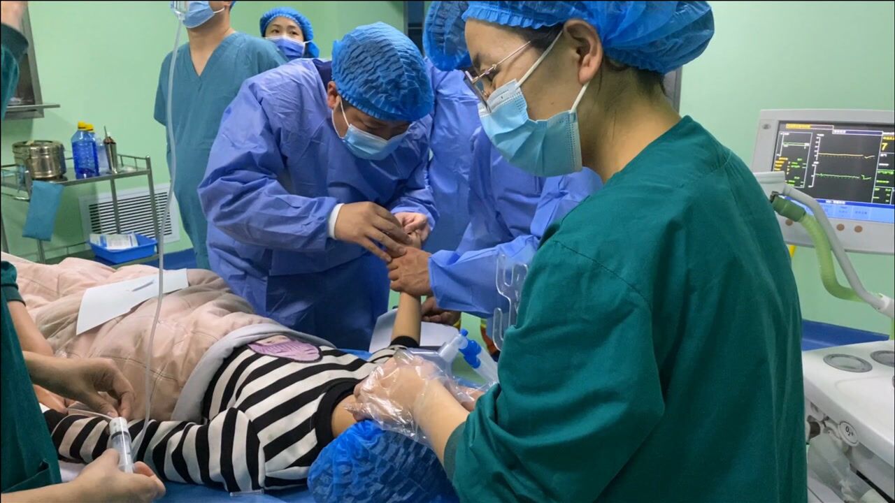 女孩被螺母卡手 全麻后"蓝朋友"手术室里当"主刀"