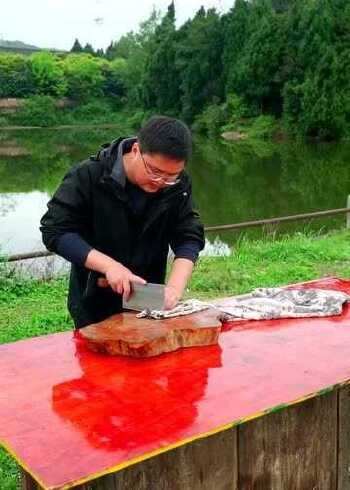 用半张驴皮,花三天三夜,熬制成一小块驴皮原胶用来做阿胶糕.