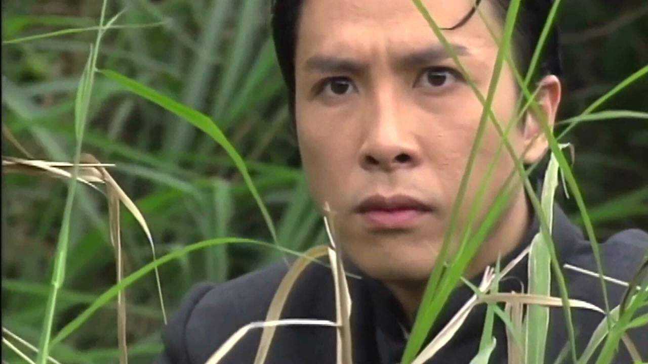 精武门陈真怀疑大师兄是杀害师姐的凶手偷偷跟在后面发现大师兄跟日本