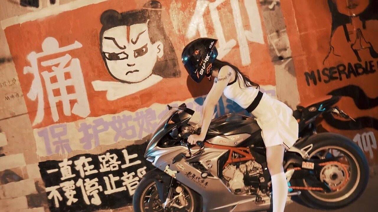 每一个热爱摇滚的女孩子都是萨菲娜,保护姑娘,贯彻落实!