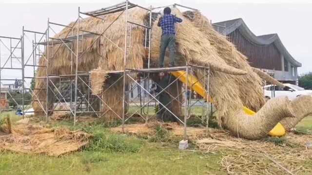 震撼!男子用稻草制作七八米高雕塑:唤醒对乡间的回忆