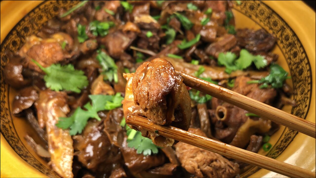 小鸡炖蘑菇千万不要焯水,教你正确做法,鸡肉鲜嫩蘑菇入味,太香了