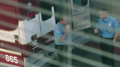 心在彼处 2：女人在窗户边，观察消防员，说出他们要干嘛。