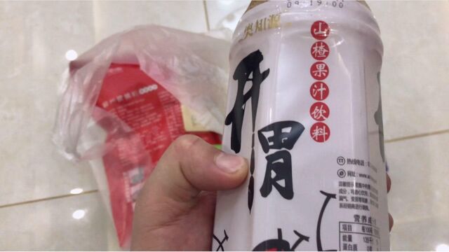 最近哪哪都挺火的网红临期食品店,我在这买到了奥利给饼干和高仿可乐