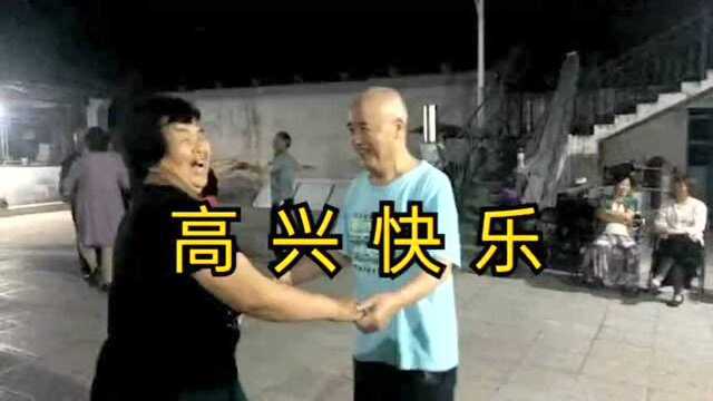 跳舞也不忘逗闷子 逗逗乐