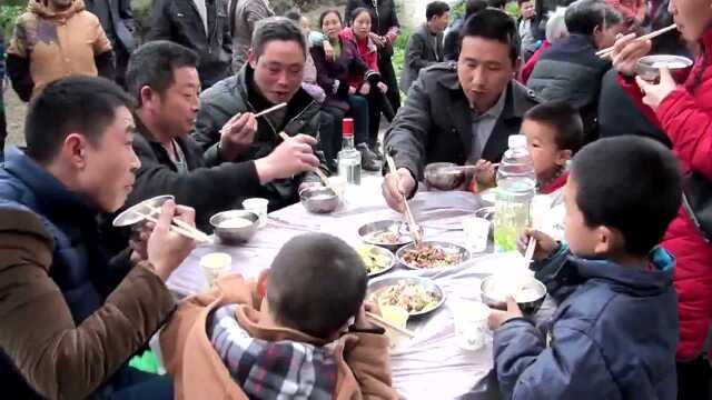 实拍:四川农村,大山脚下一户农民结婚办酒,气氛好闹热