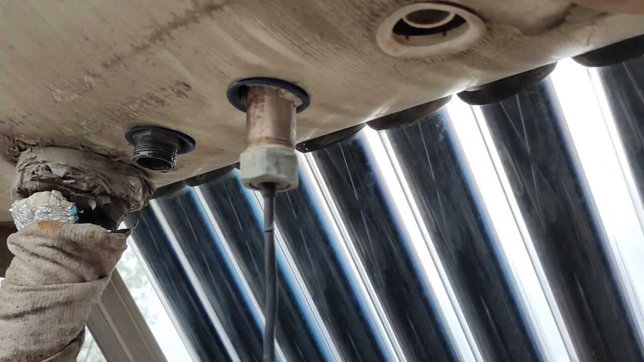 太阳能热水器溢流口漏水,判断是传感器失灵,更换后却又有新状况