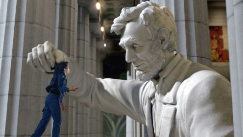 博物馆展品意外复活，雕像也能动起来，直接把男人拧起来对话！