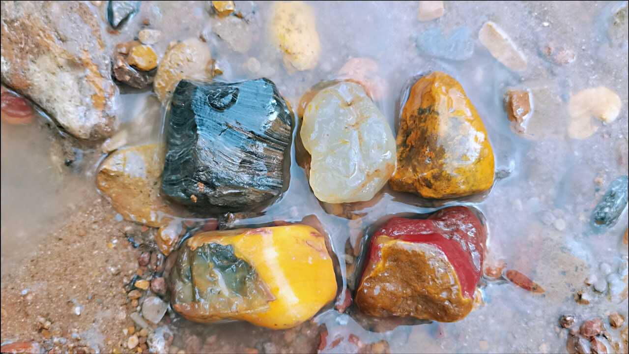 好看的天然石头,质地细腻,颜色好看遇到要捡回来