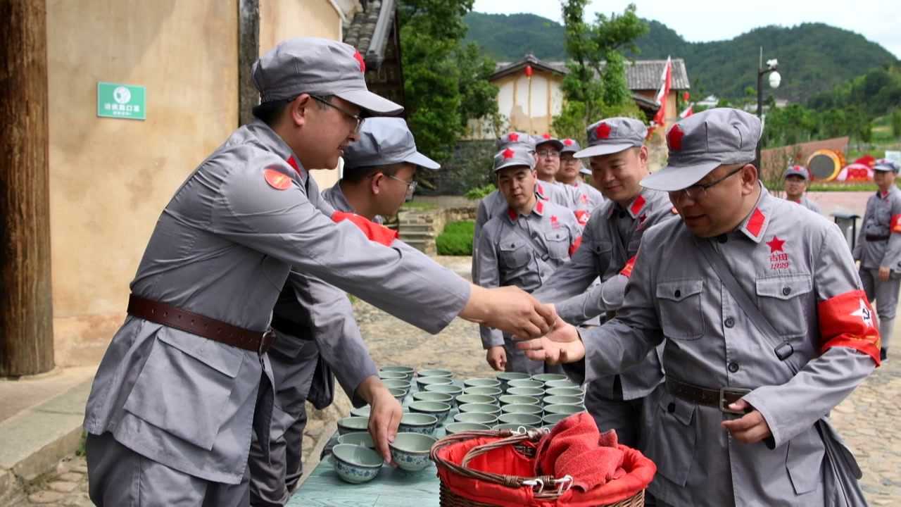 喝壮行酒点燃火把出征