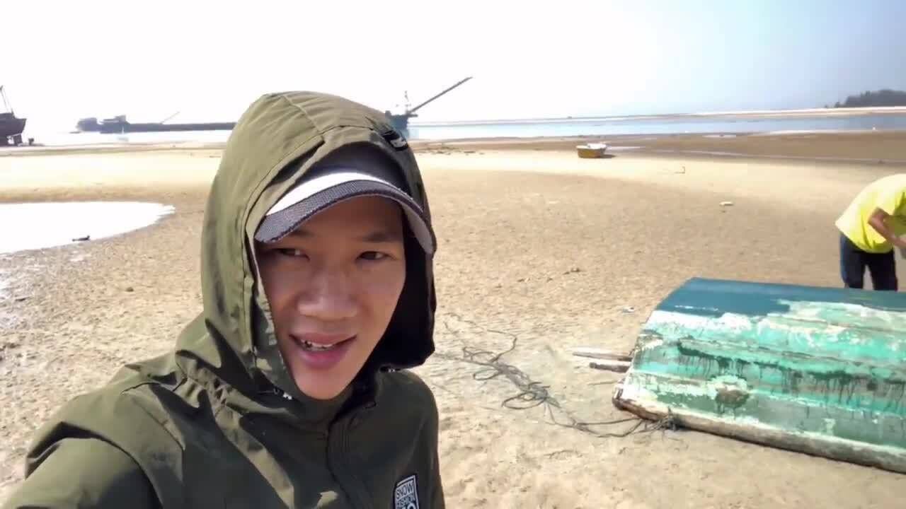 阿聪赶海发现秘密海滩,礁石里爬满青蟹,全程斗智斗勇抓得好刺激