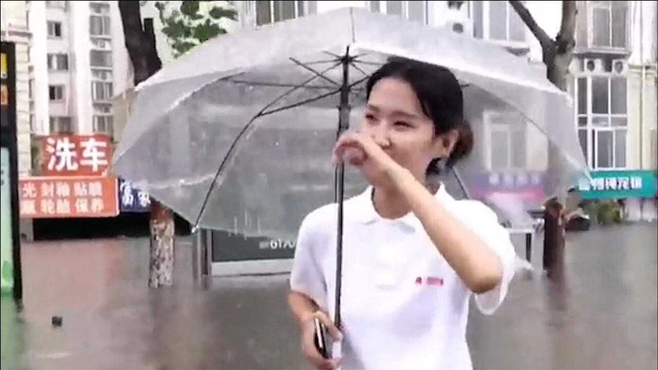 河南女记者站水中报道灾情谈被淹商户忍不住哭了几秒后重新振作_高清