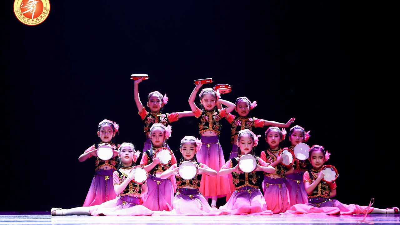 2021桃李杯银奖作品群舞快乐的小铃鼓选送单位乾坤舞蹈