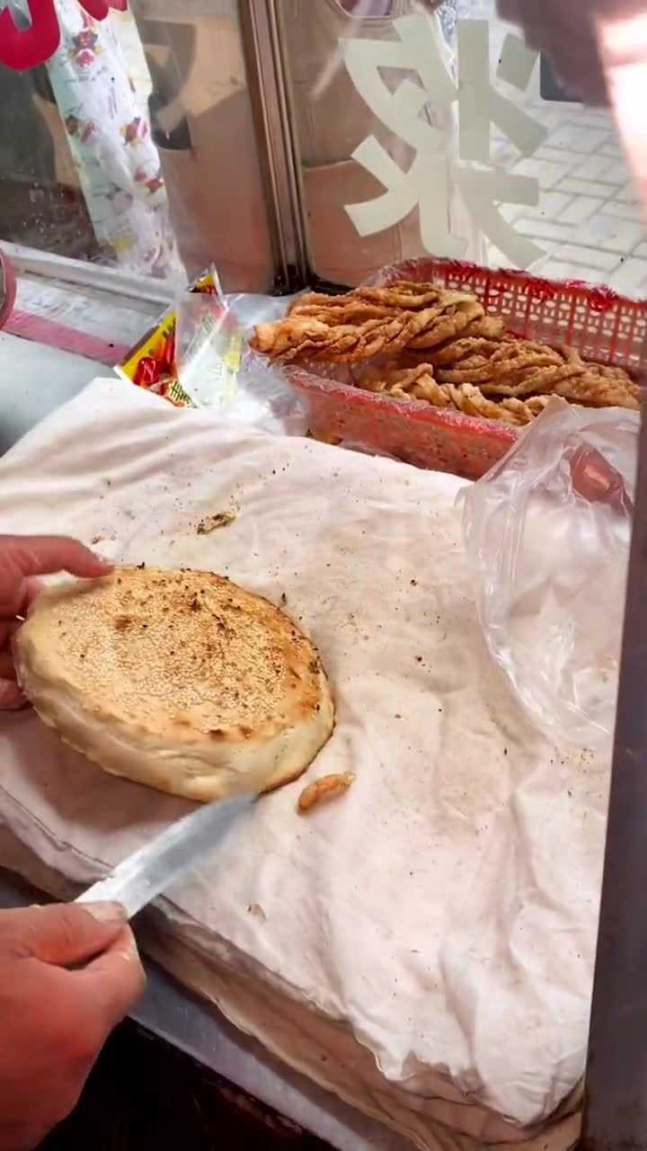 开封特色街头小吃五香烧饼夹炒凉粉