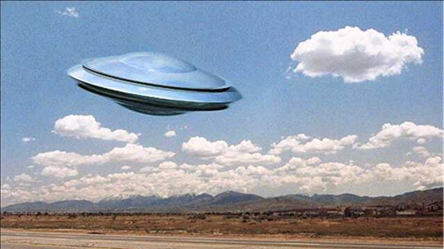 国外乘客从飞机上拍到变形UFO,网络博主称之为等离子体生命形式