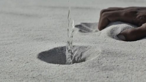 男子在沙漠里打个洞，水就飘了出来《绿洲》 #电影种草指南大赛#