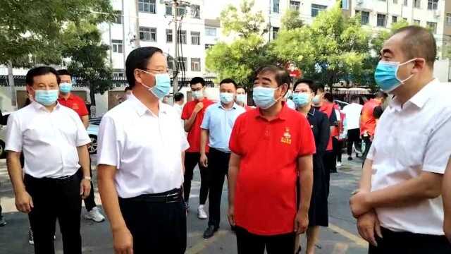 商丘市委常委、宣传部长王全周看望慰问一线义工志愿者