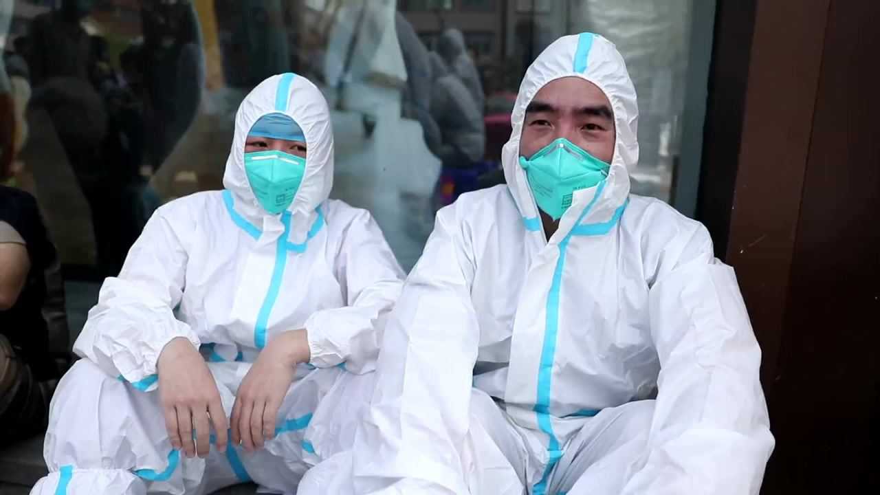 世上没有从天而降的英雄只有挺身而出的白衣天使