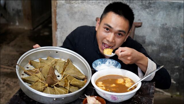 粗茶淡饭不一定苦闷,七夕吃热腾的玉米粑粑,即熟悉又亲切