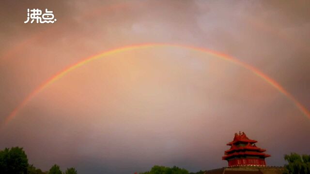 实拍故宫角楼与双彩虹同框 雨后初霁彩虹高悬天空景色震撼